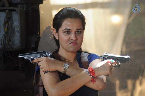 nisha kothari,bullet rani,bullet rani trailer released,bullet rani movie detals,priyanka kothari  ‘బుల్లెట్‌రాణి’ రఫ్ ఆడిస్తుంది..!